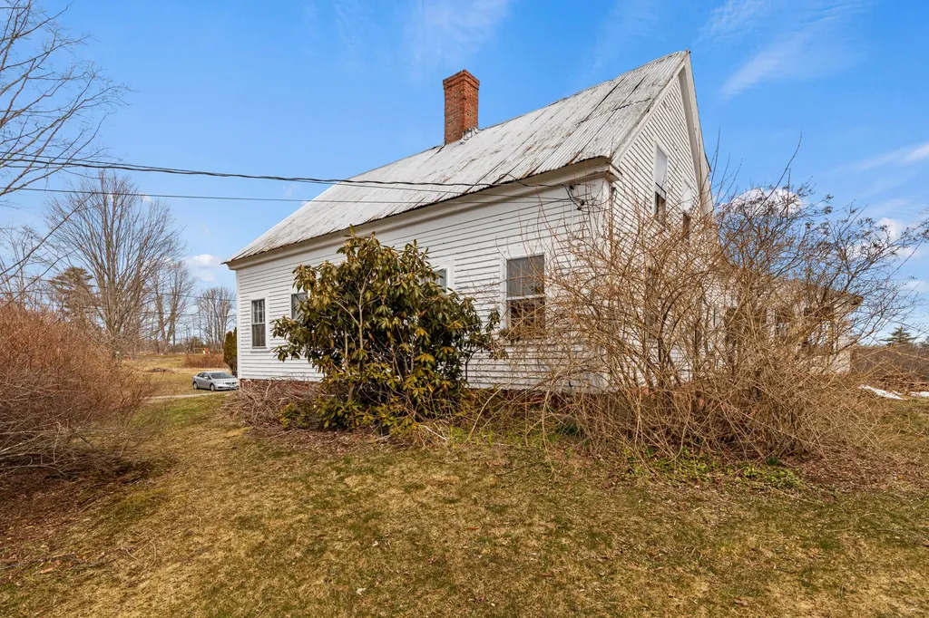 706 River Road Buxton ME 04093