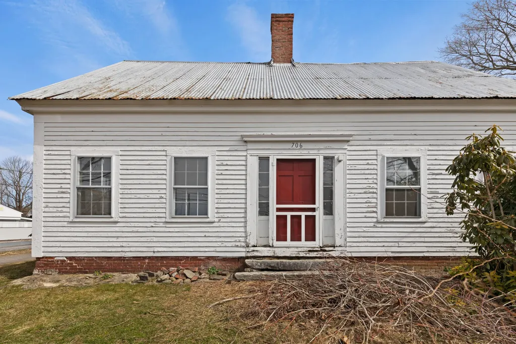 706 River Road Buxton ME 04093