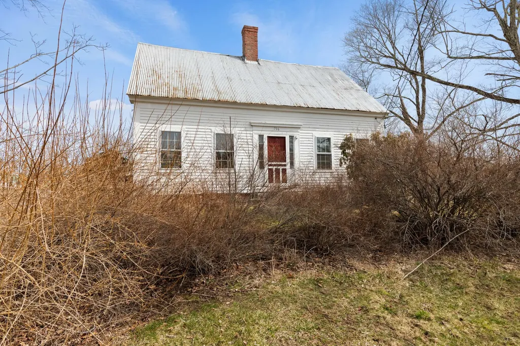 706 River Road Buxton ME 04093