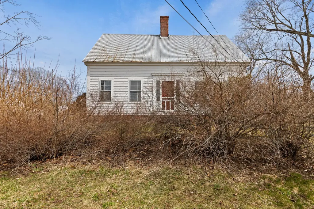 706 River Road Buxton ME 04093
