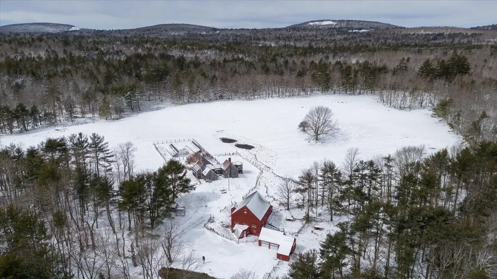 15 Old County Road Washington ME 04574