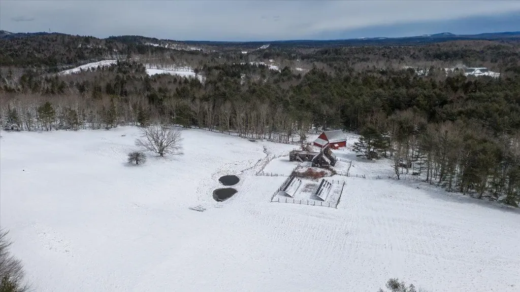 15 Old County Road Washington ME 04574