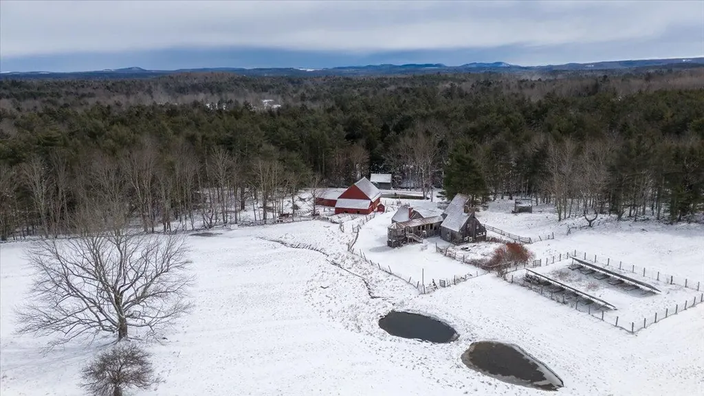 15 Old County Road Washington ME 04574