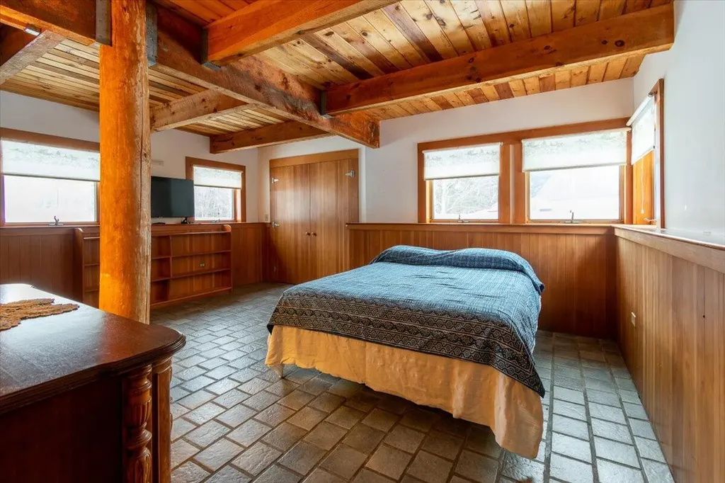 15 Old County Road Washington ME 04574
