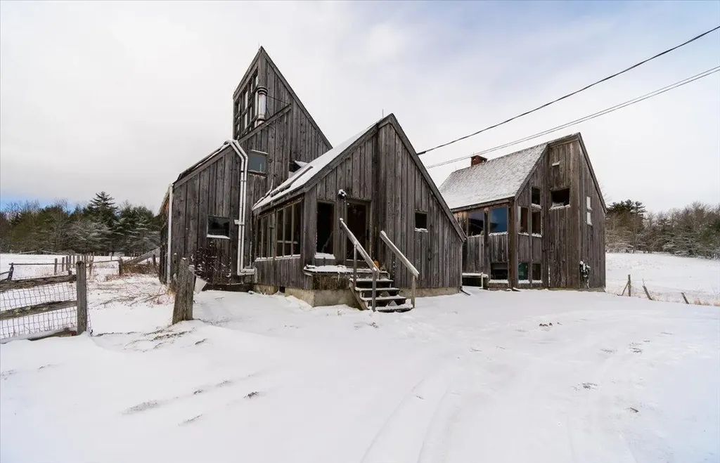 15 Old County Road Washington ME 04574