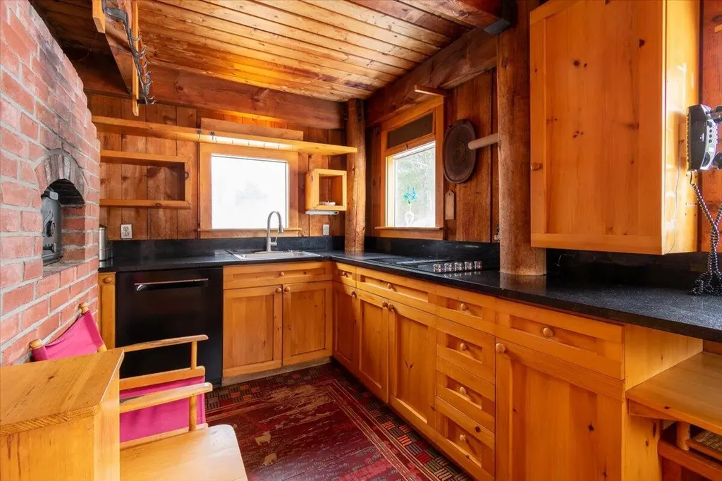 15 Old County Road Washington ME 04574
