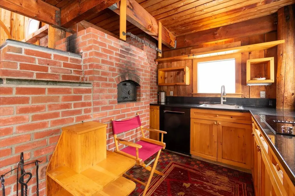 15 Old County Road Washington ME 04574