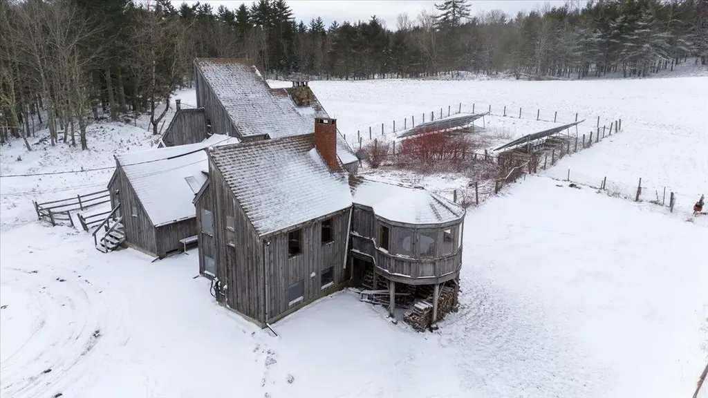 15 Old County Road Washington ME 04574