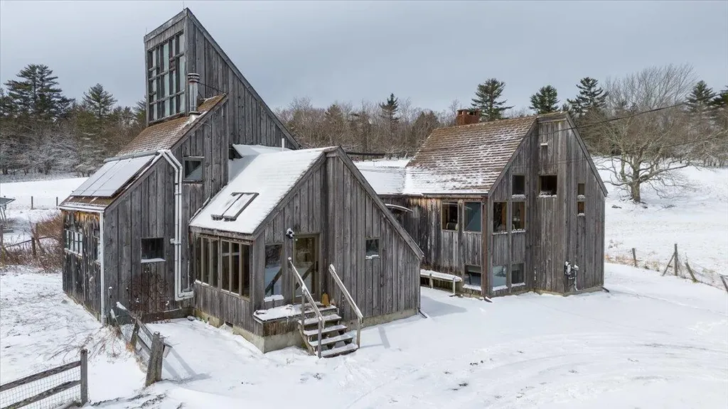 15 Old County Road Washington ME 04574