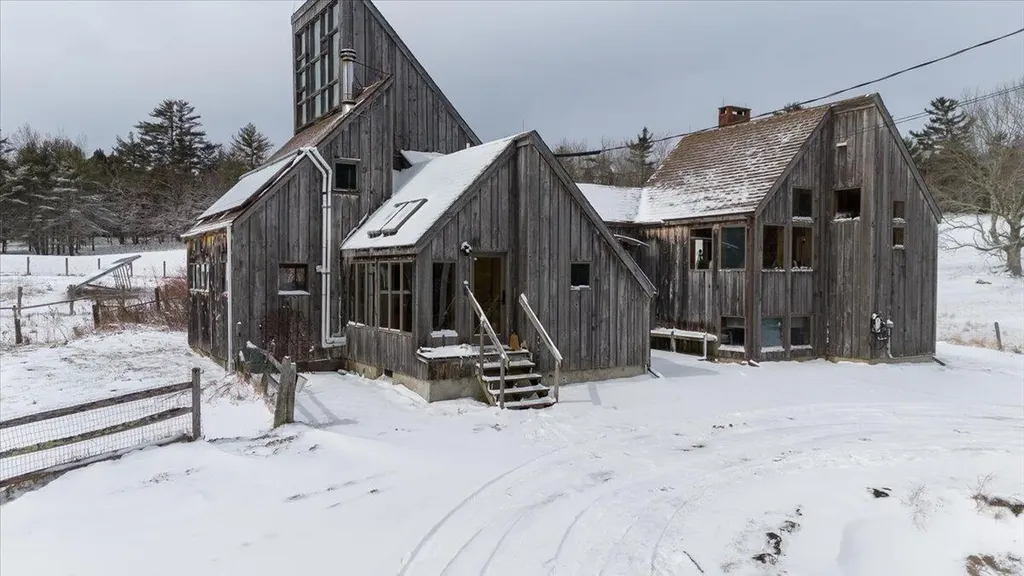 15 Old County Road Washington ME 04574