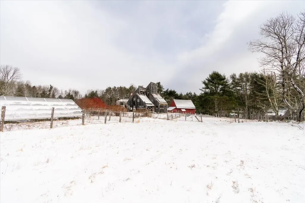 15 Old County Road Washington ME 04574