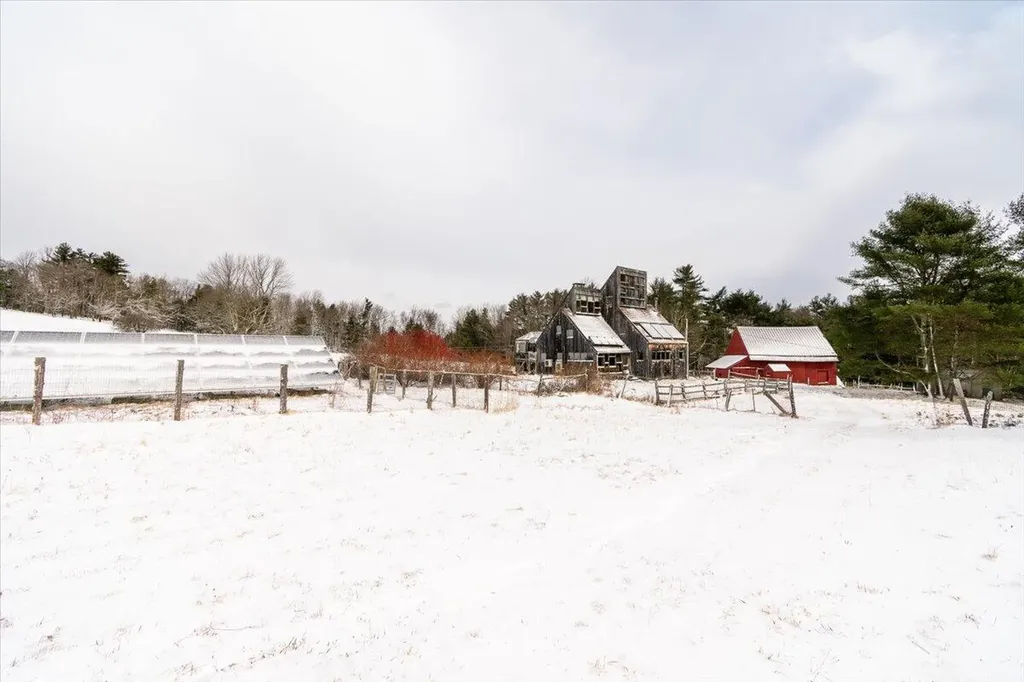 15 Old County Road Washington ME 04574