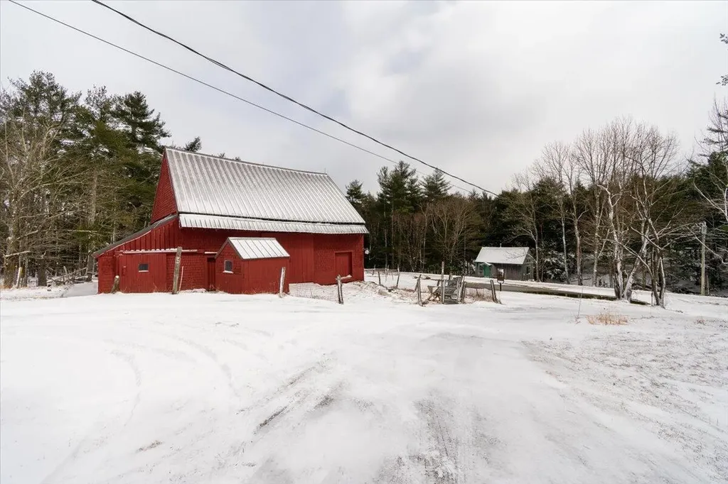15 Old County Road Washington ME 04574