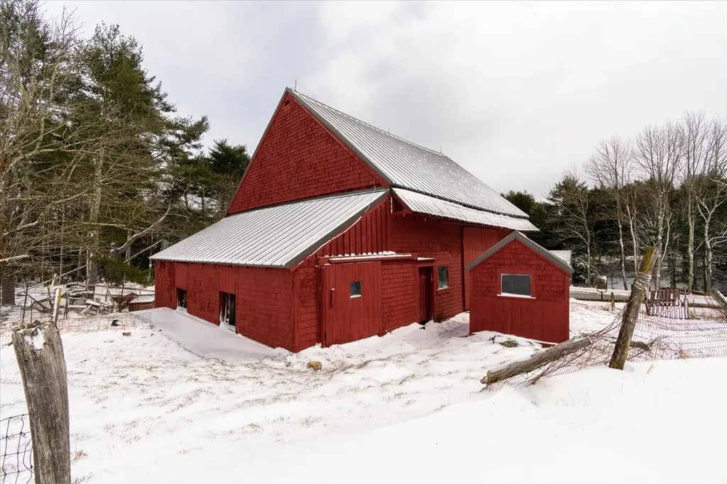 15 Old County Road Washington ME 04574