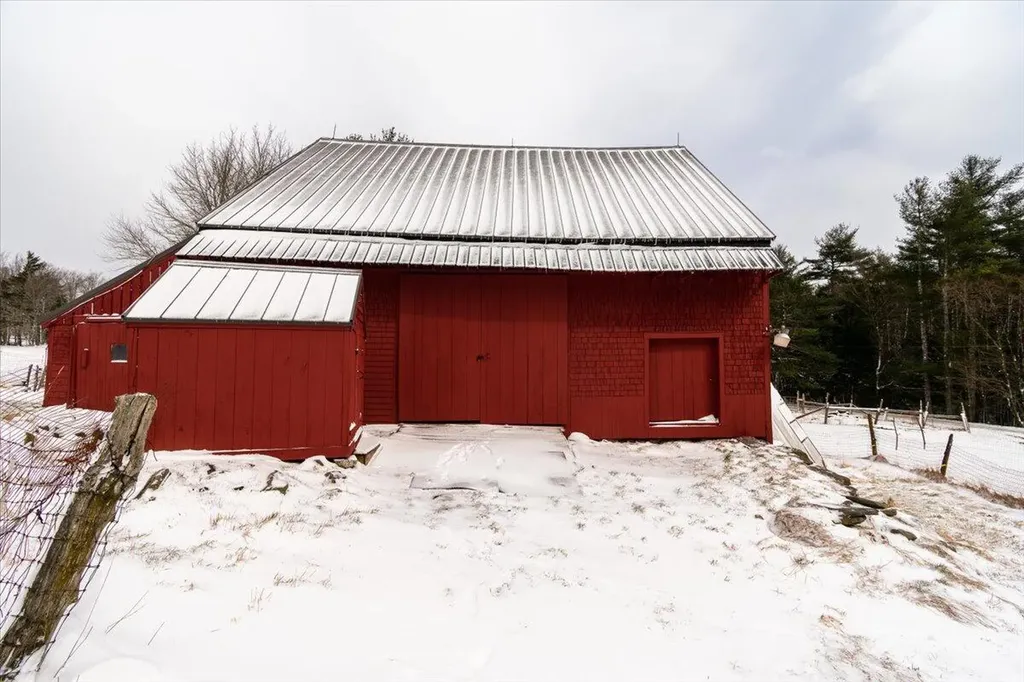 15 Old County Road Washington ME 04574