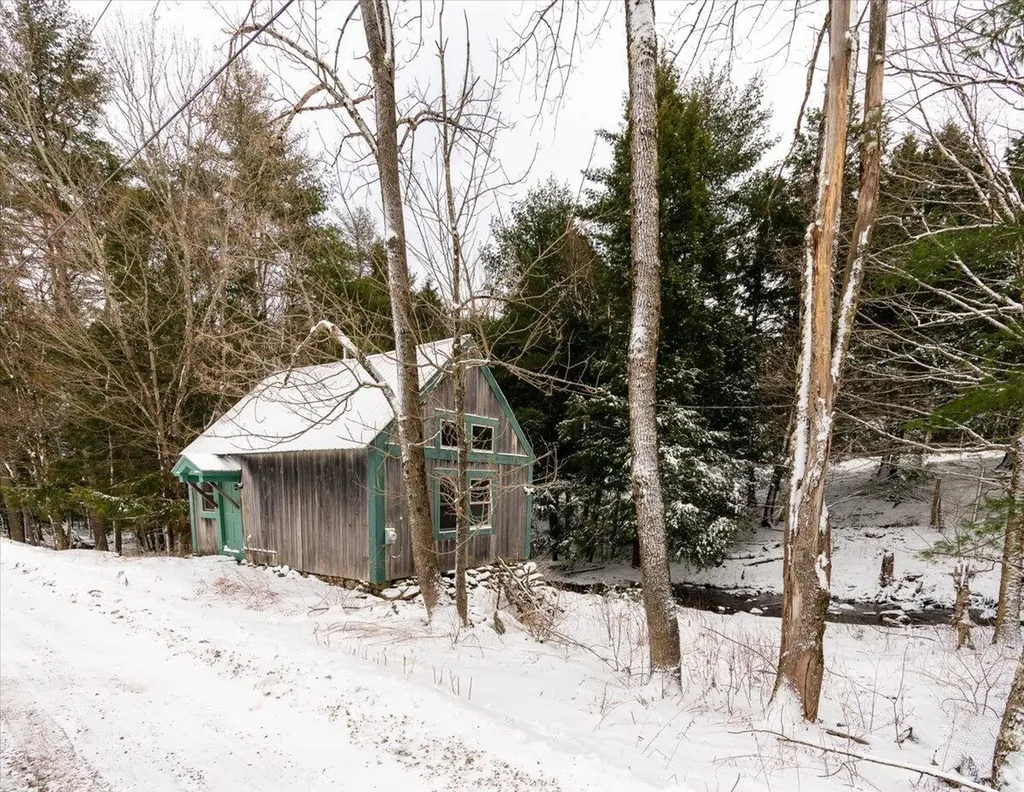 15 Old County Road Washington ME 04574