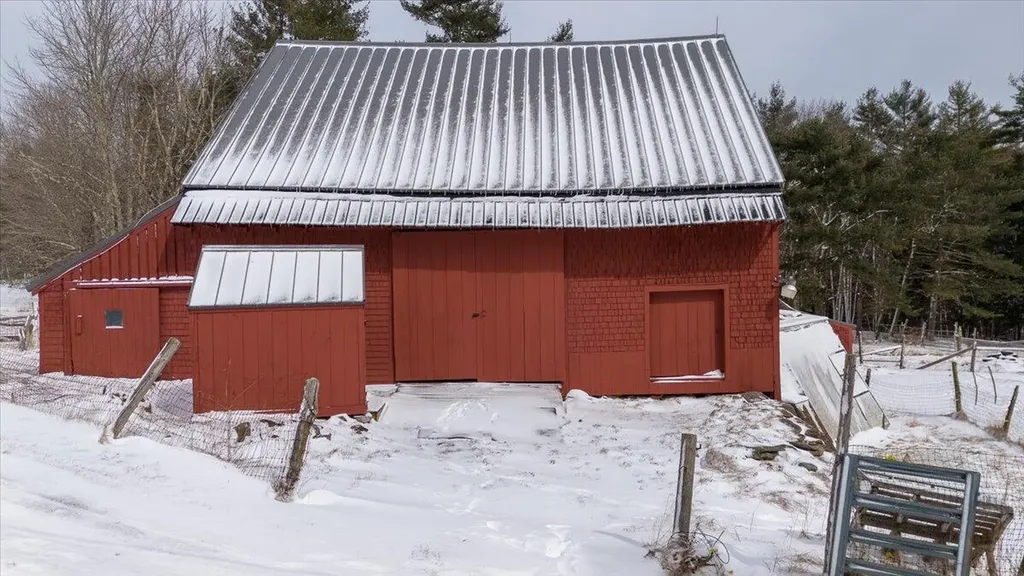 15 Old County Road Washington ME 04574