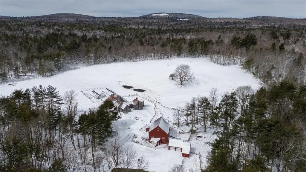 15 Old County Road Washington ME 04574