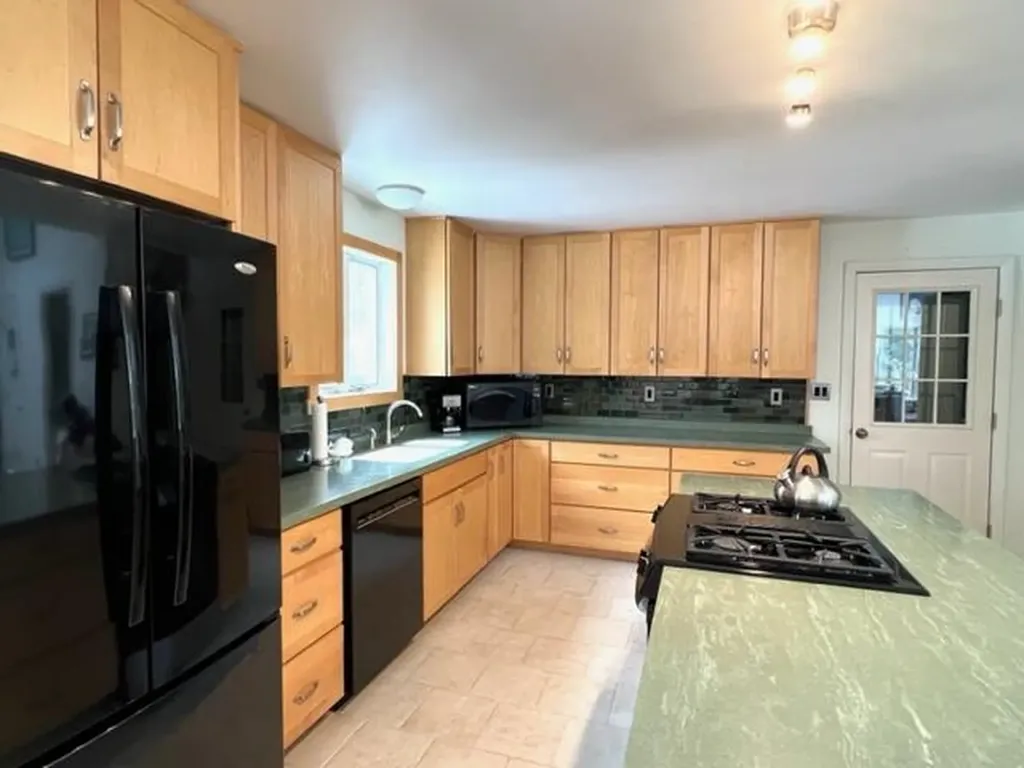 17 Carlisle Road Surry ME 04684