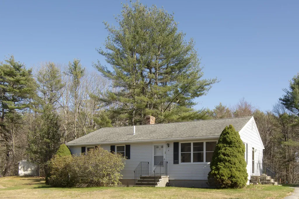 9 Taylor Farm Lane Topsham ME 04086