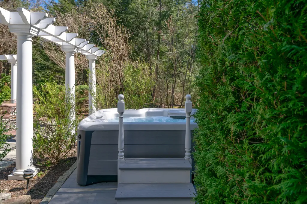 13 Streamwood Lane Falmouth ME 04105
