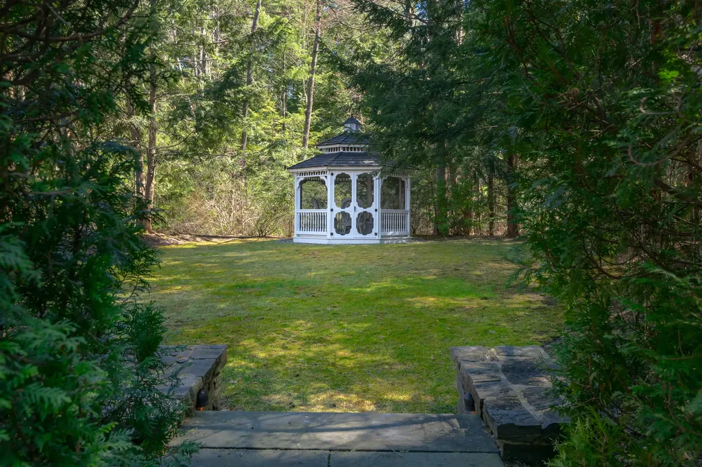13 Streamwood Lane Falmouth ME 04105