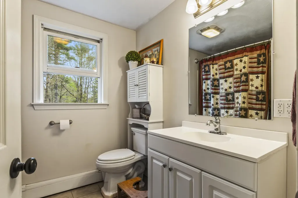 14 Wogan Road Raymond ME 04071