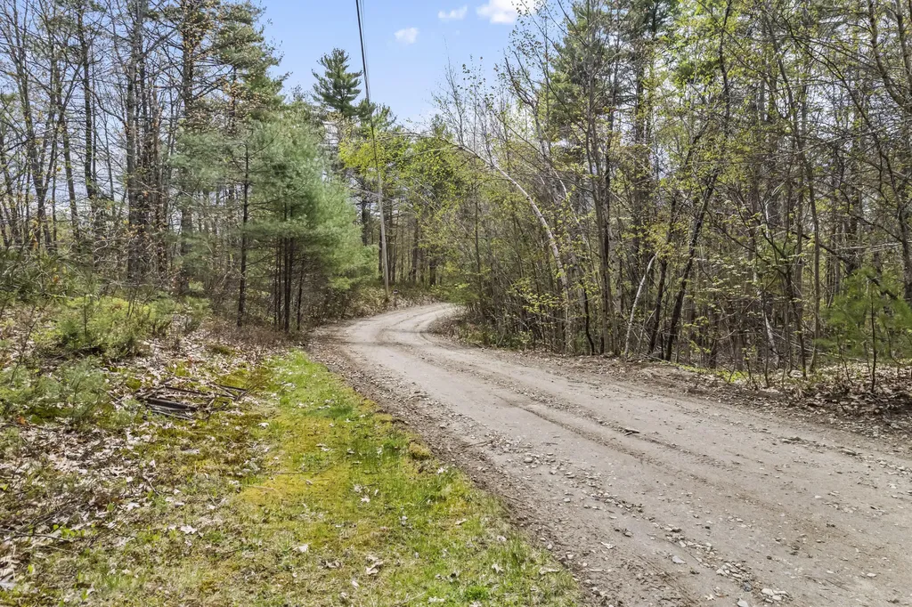 14 Wogan Road Raymond ME 04071