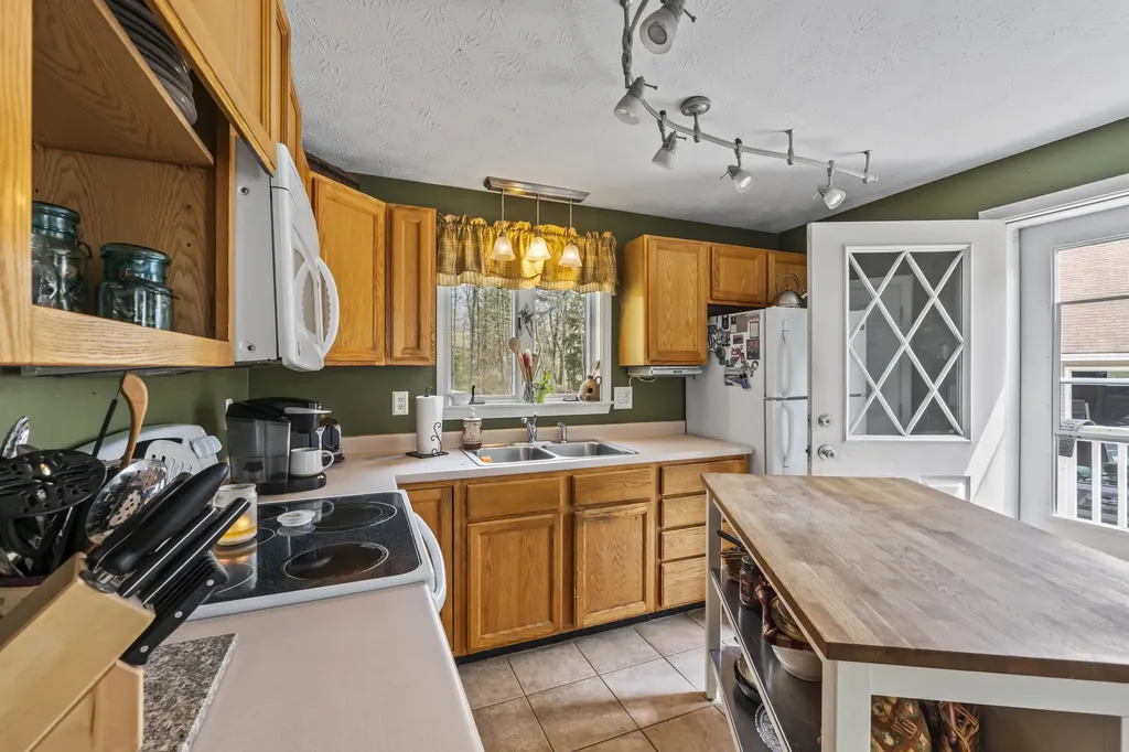 14 Wogan Road Raymond ME 04071