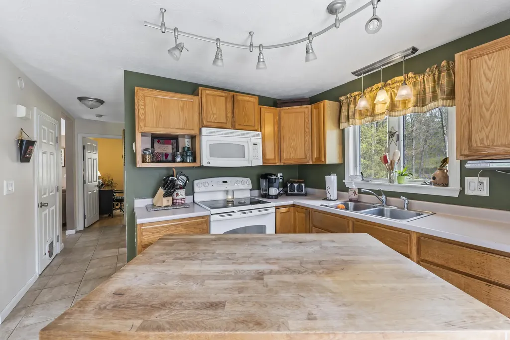 14 Wogan Road Raymond ME 04071