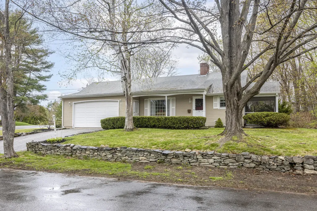 2 Wicklow Place Lewiston ME 04240