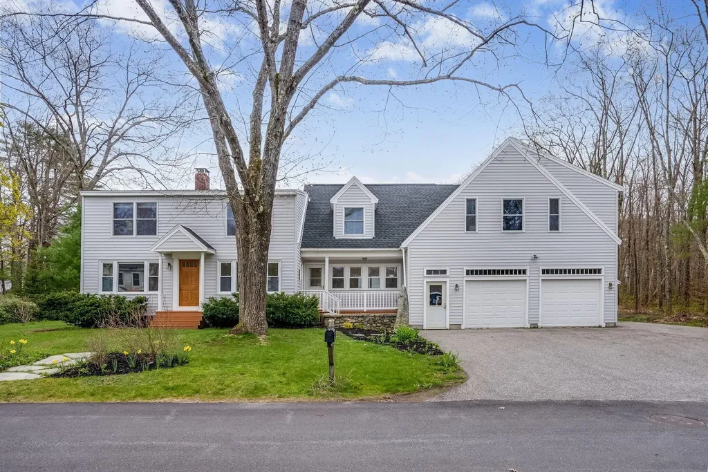 8 Raymond Road Falmouth ME 04105
