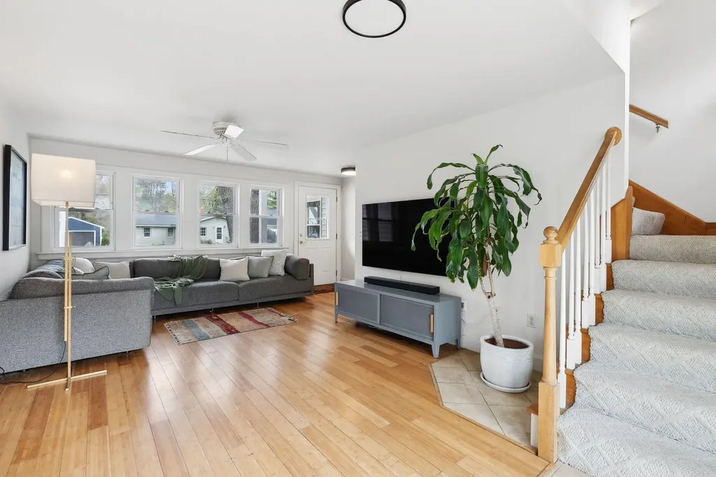 8 Raymond Road Falmouth ME 04105