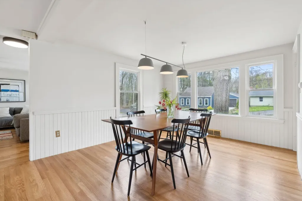 8 Raymond Road Falmouth ME 04105