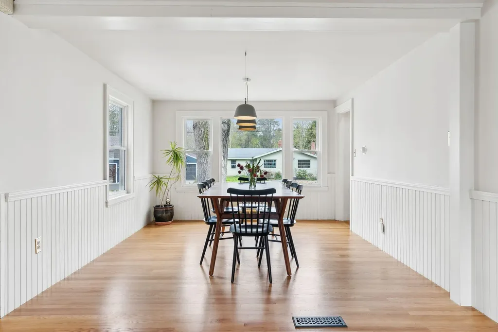 8 Raymond Road Falmouth ME 04105