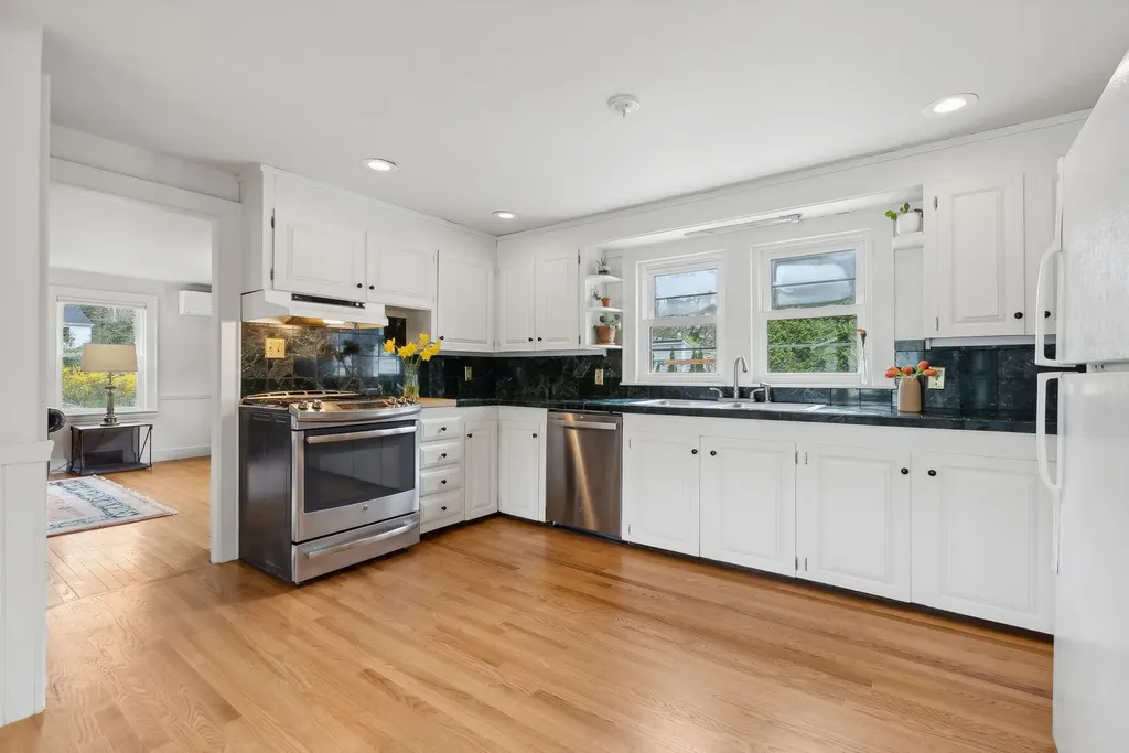 8 Raymond Road Falmouth ME 04105