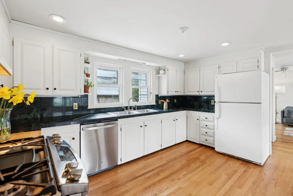 8 Raymond Road Falmouth ME 04105