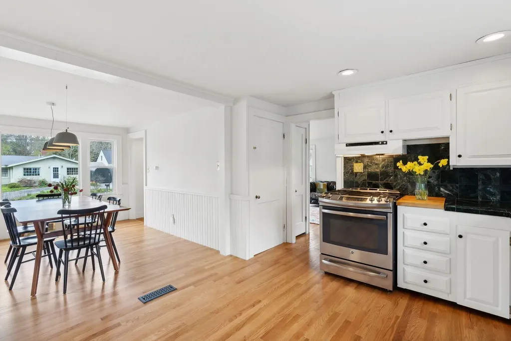 8 Raymond Road Falmouth ME 04105