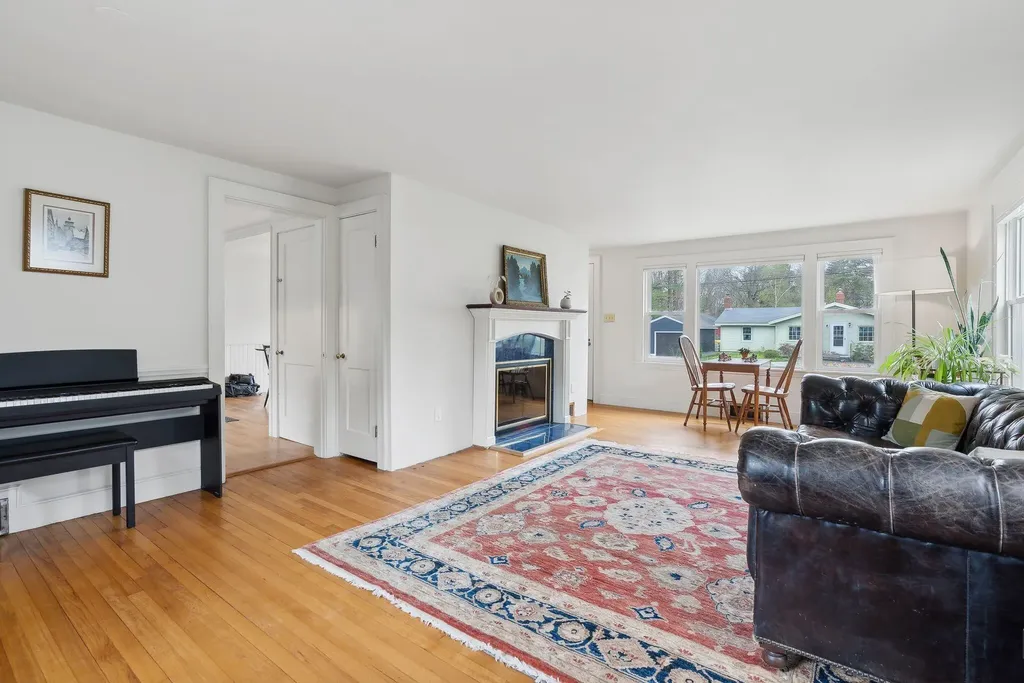 8 Raymond Road Falmouth ME 04105