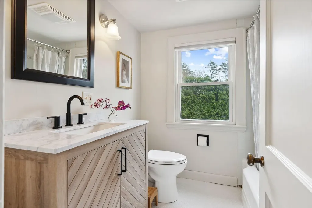 8 Raymond Road Falmouth ME 04105