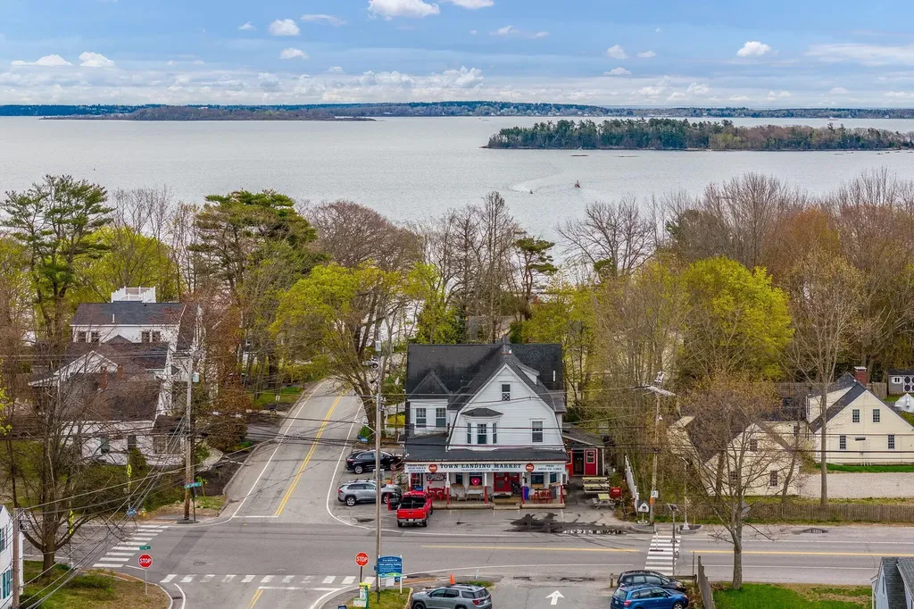 8 Raymond Road Falmouth ME 04105