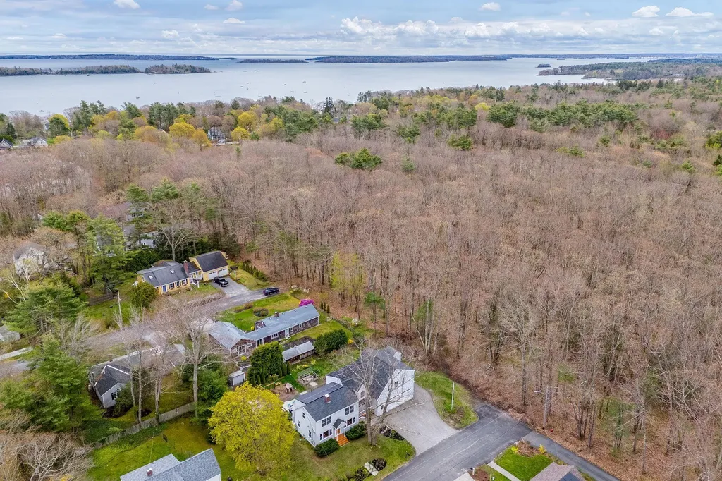 8 Raymond Road Falmouth ME 04105