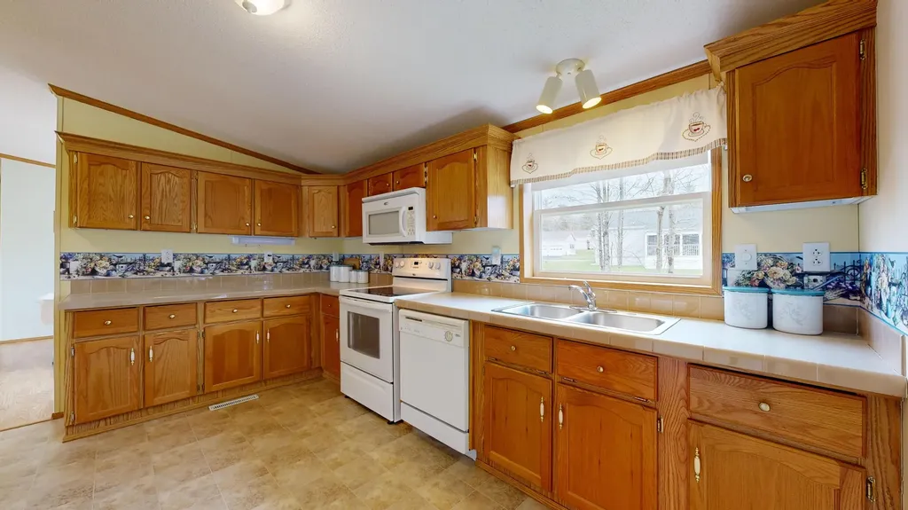 6 Ivy Drive Norway ME 04268