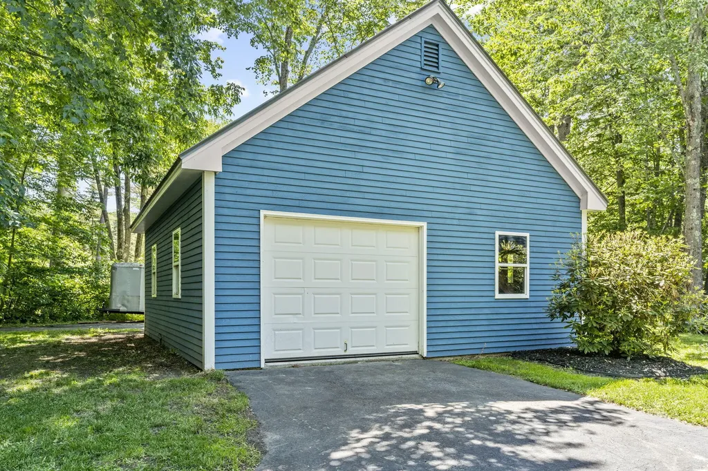 6 Bayview Drive Raymond ME 04071