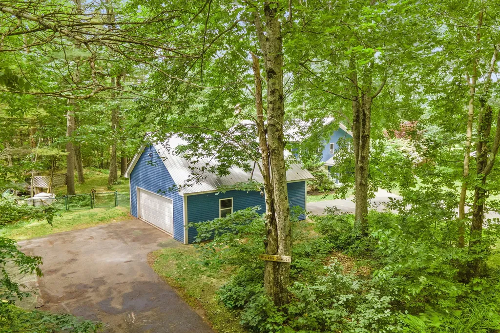 6 Bayview Drive Raymond ME 04071