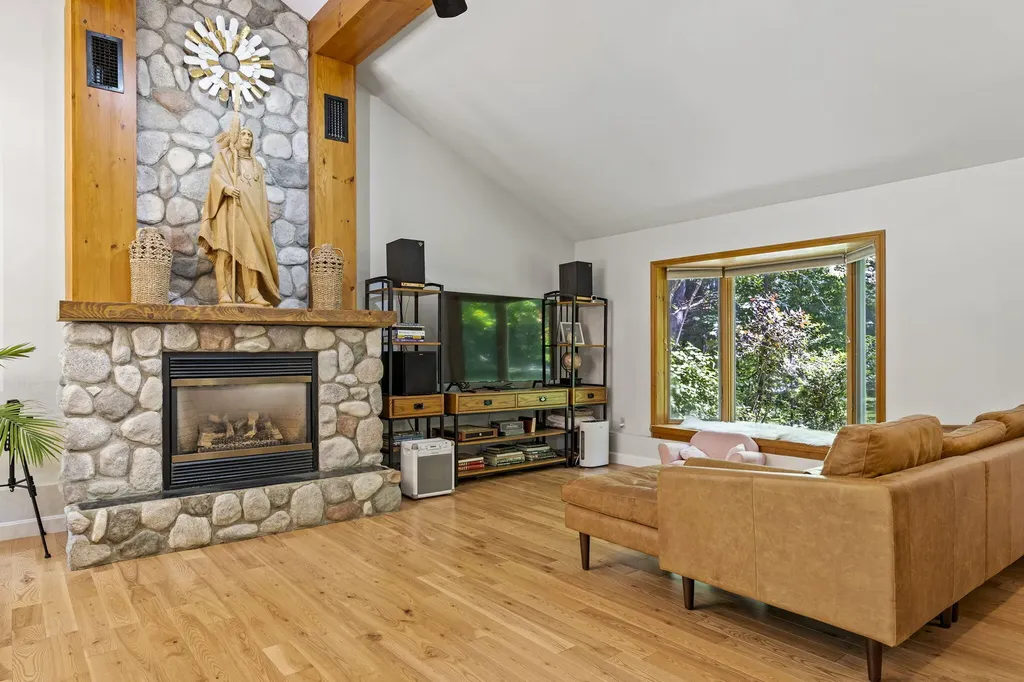 6 Bayview Drive Raymond ME 04071