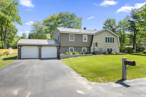22 Thomas Avenue Topsham ME 04086
