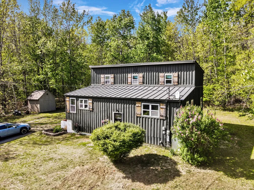 25 Larry Way Sidney ME 04330