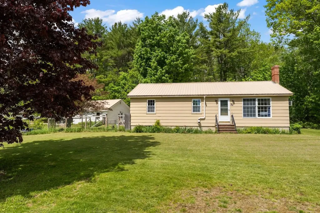 21 Village View Lane Whitefield ME 04353