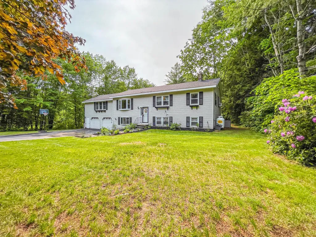 10 Adams Circle Buxton ME 04093